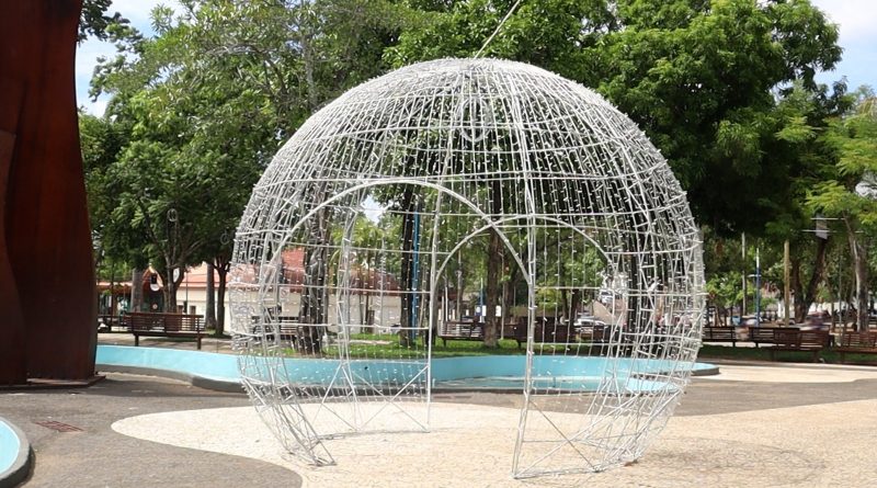 Prefeito visita Praça da Revolução para acompanhar montagem da decoração natalina