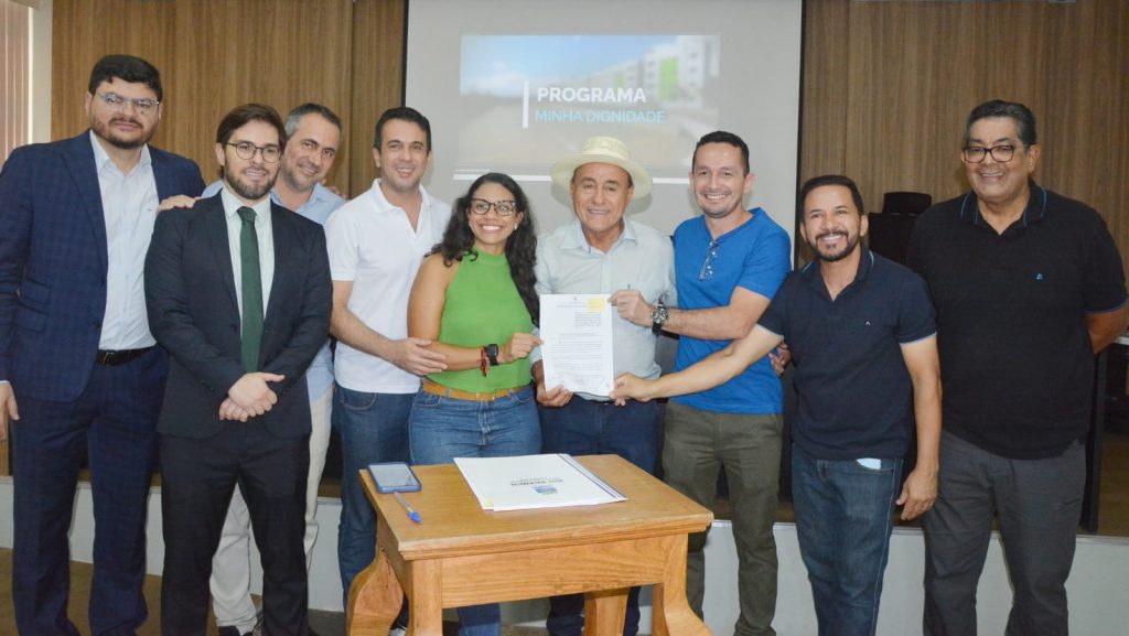 Prefeito de Rio Branco assina decretos para construção de unidades habitacionais 3 1001 Dignidades 3 1 e1703198637244