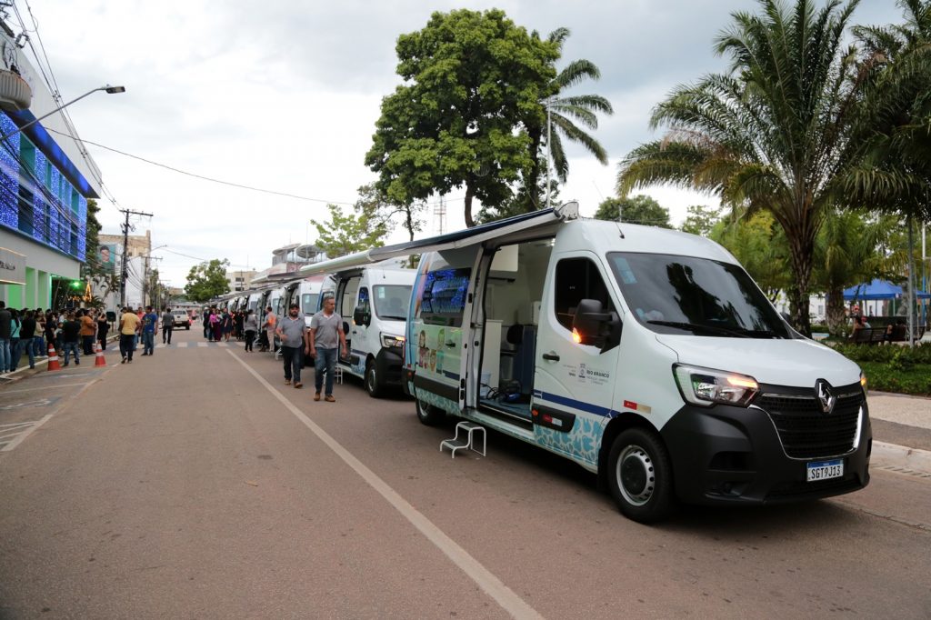 Prefeitura recebe mais 7 vans para tratamentos itinerantes do Programa Produzindo Sorrisos 8 7 vans itinerantes 24