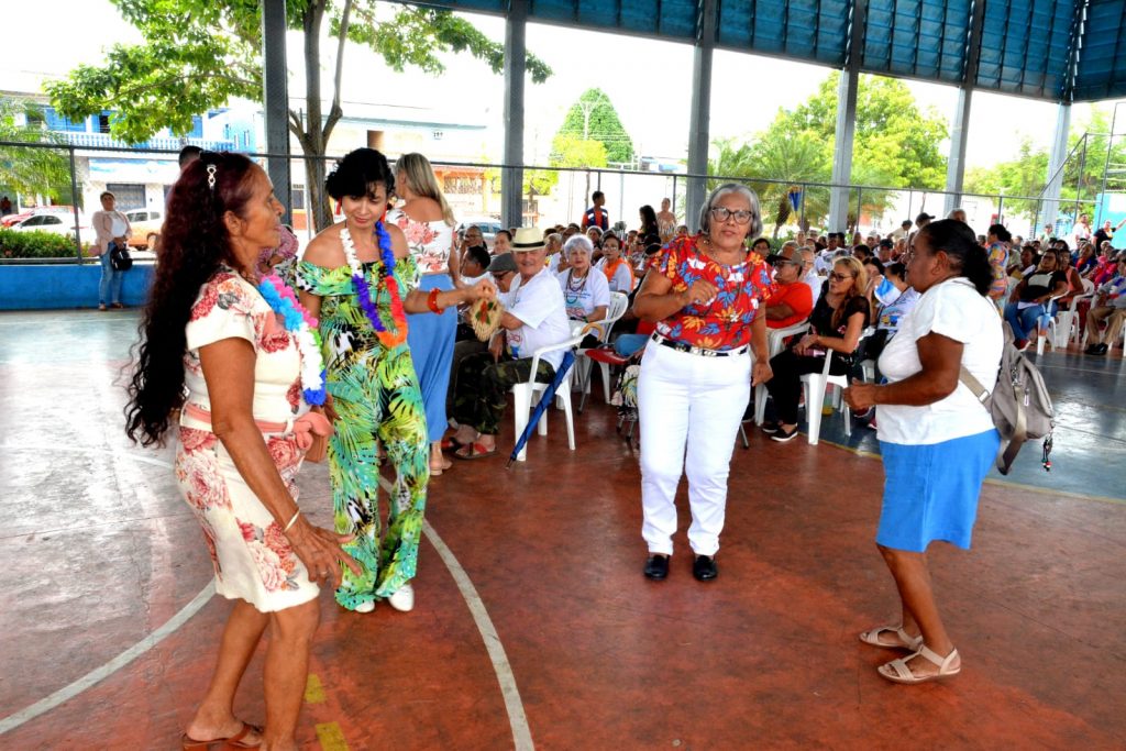 Prefeitura realiza confraternização com tema Baile do Havaí e reúne mais de 200 idosos assistidos pelo município 1 Idosos Baile do Hawai 4
