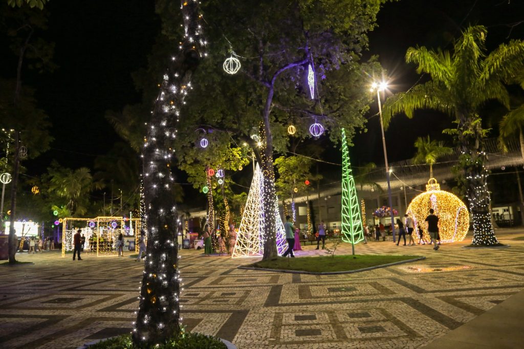 Luzes de Natal na Praca da Revolucao ajudam a aquecer economia informal 10