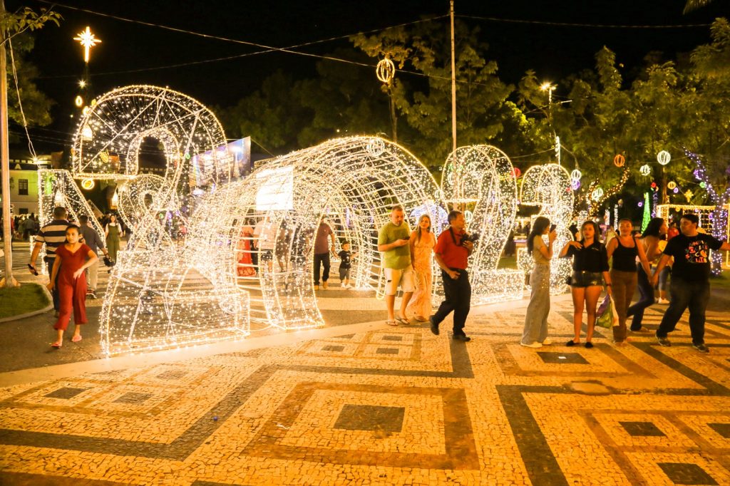 Luzes de Natal na Praca da Revolucao ajudam a aquecer economia informal 16