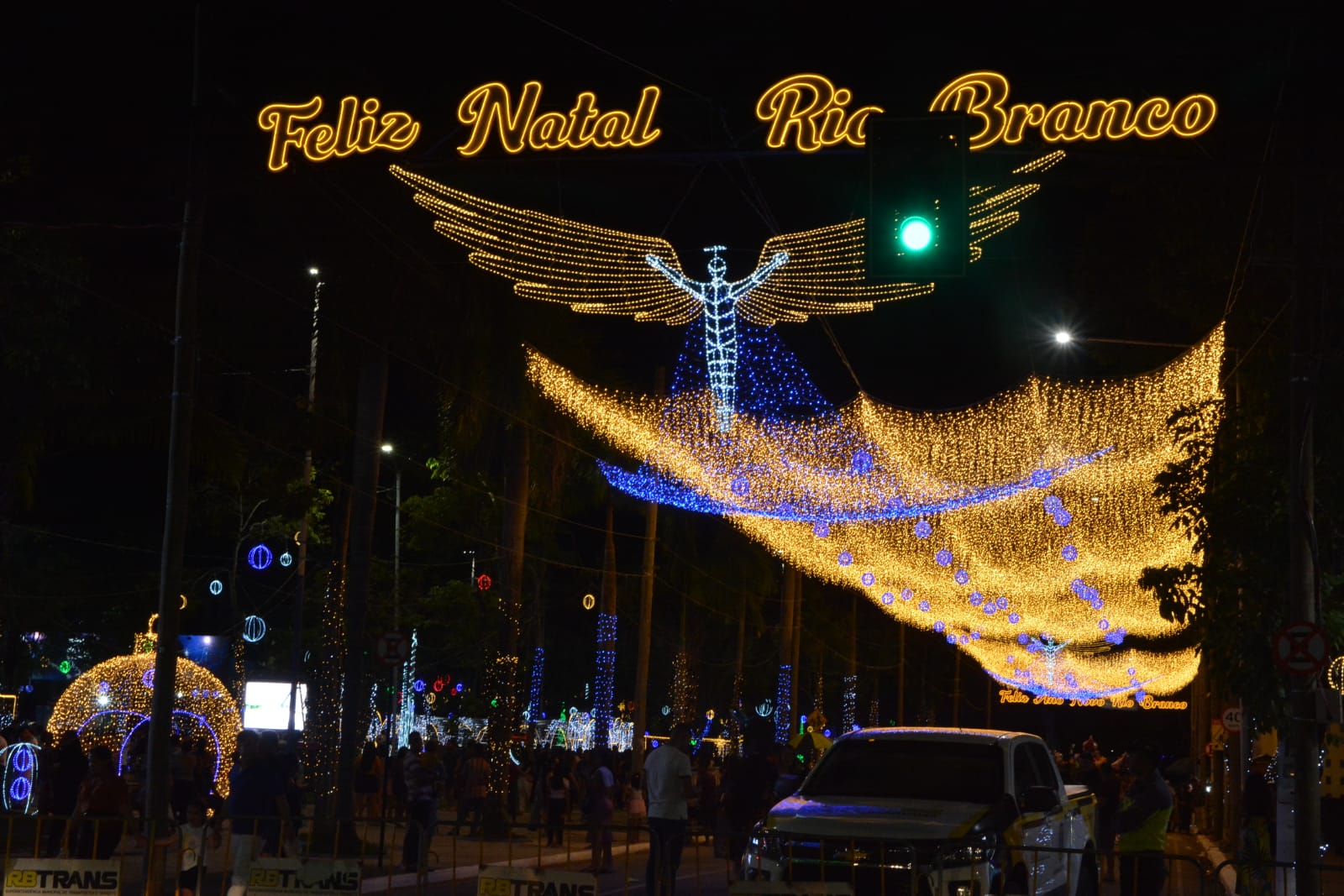 O acender das luzes de Natal na Prefeitura de Parauapebas foi um lindo  espetáculo. O evento abriu ao público a Vila do Papai Noel, na praça em  frente à