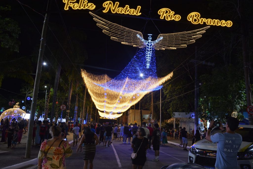 Praça da Revolução em Rio Branco é iluminada com espetáculo do acender das luzes de Natal 1 NATAL PRACA ED 09 63