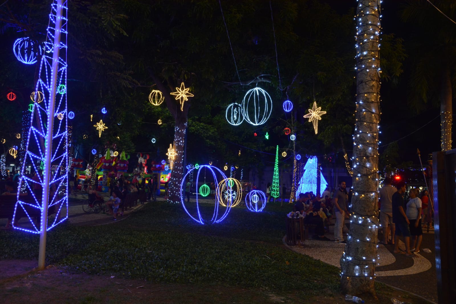 O acender das luzes de Natal na Prefeitura de Parauapebas foi um lindo  espetáculo. O evento abriu ao público a Vila do Papai Noel, na praça em  frente à