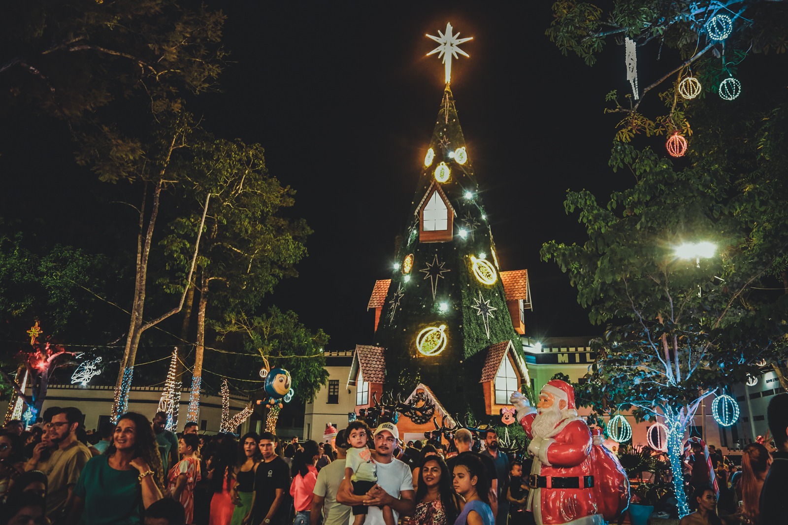 O acender das luzes de Natal na Prefeitura de Parauapebas foi um lindo  espetáculo. O evento abriu ao público a Vila do Papai Noel, na praça em  frente à