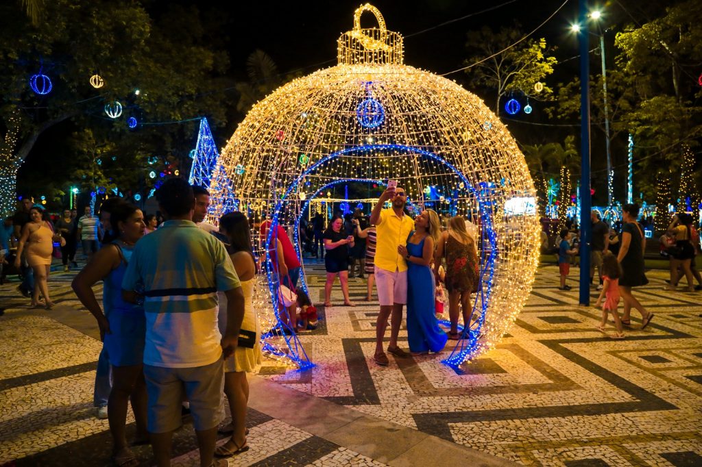 Praça da Revolução em Rio Branco é iluminada com espetáculo do acender das luzes de Natal 9 NATAL PRACA VF09 7