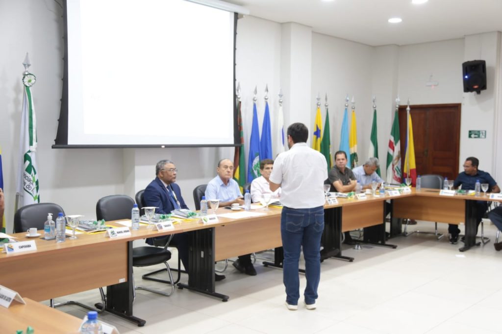 AMAC realiza 2ª Assembleia Geral Ordinária e comemora avanços na assistência aos municípios 2 REUNIAO AMAC VF 08 10