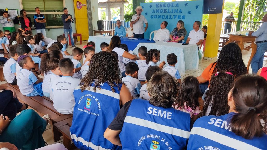 Prefeito assina ordem de serviço para revitalização de mais uma unidade escolar 6 Escola 5 e1704723403101