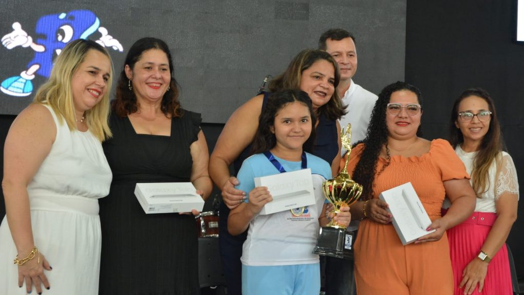 Prefeitura entrega premiação do XIV Concurso de Redação da Educação Fiscal 1 XIV Concurso de Redacao 10 e1705092427895