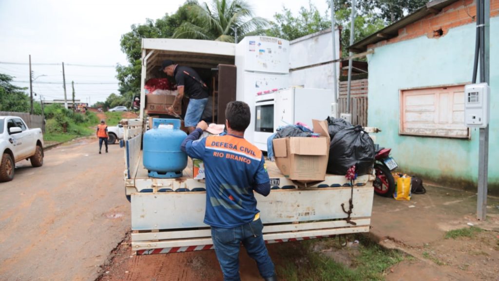 Prefeitura inicia acolhimento às pessoas atingidas pela cheia dos igarapés que cortam a cidade 6 Enchente 2 e1708796811388
