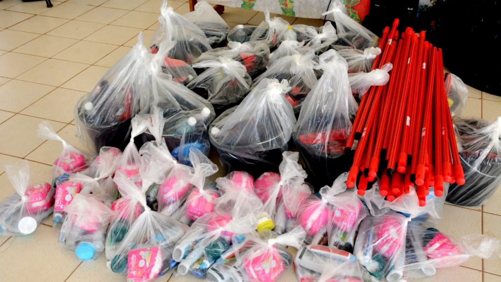 Prefeitura de Rio Branco faz entrega de kits para as famílias abrigadas em escolas 6 Kkits para as familias abrigadas em escolas 11 e1708975929375