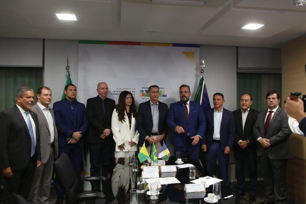 Prefeito de Rio Branco entrega pessoalmente Decreto de Situação de Emergência a Ministro Waldez Góes 1 PREFEITO BSB MINISTRO 3