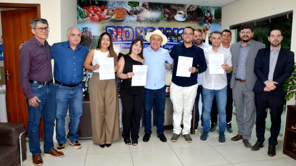 Prefeito empossa novos servidores aprovados em concurso público 5 Posse Servidores 5 e1708643297752