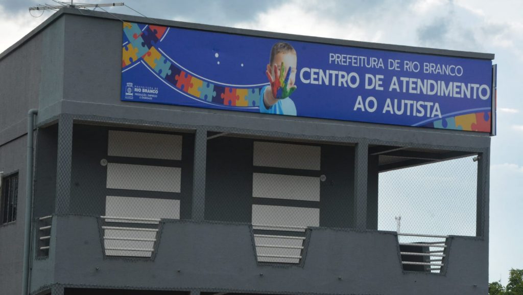 Prefeitura entrega novo centro de atendimento às crianças com Transtorno do Expectro Autista e uma van para auxiliar às famílias 6 Autista 2 e1710949179452