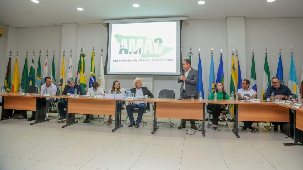 1ª Assembleia Geral Extraordinária do Consórcio Intermunicipal de Resíduos Sólidos do Acre é realizada na Amac 7 ENTREGA VANS AMACVF 29 15 e1717014481465