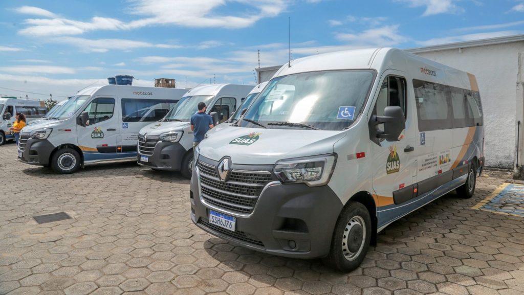Amac realiza 1ª Assembleia Geral Extraordinária de 2024 com participação do TJAC e Governo Federal 6 ENTREGA VANS AMACVF 29 6 e1717014561988