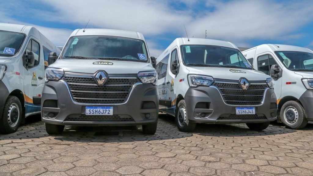 Amac realiza 1ª Assembleia Geral Extraordinária de 2024 com participação do TJAC e Governo Federal 5 ENTREGA VANS AMACVF 29 7 e1717015514817