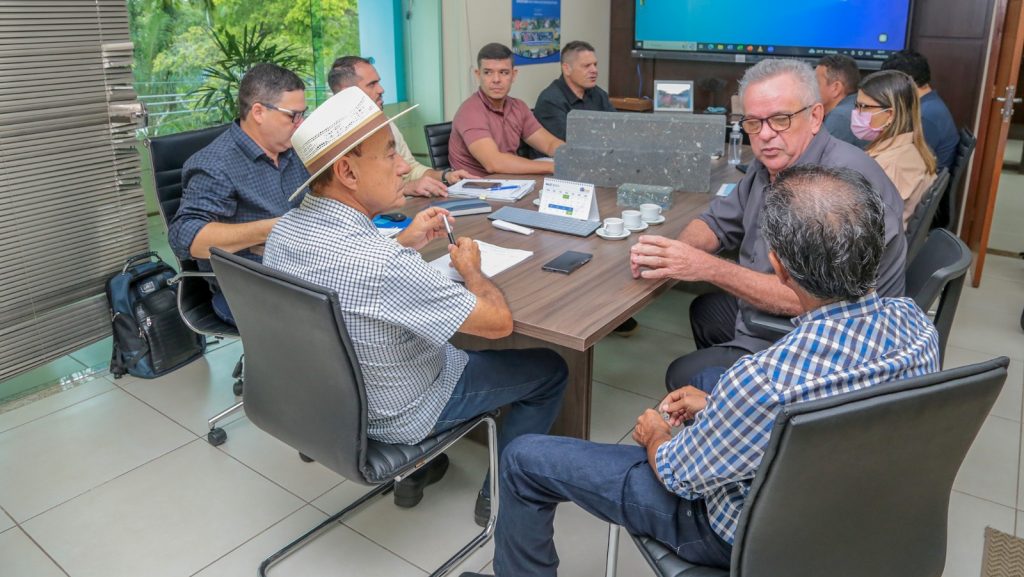 Prefeitura de Rio Branco busca solução para destinação de resíduos sólidos nos municípios do interior 9 REUNIAO PREFEITOS VF 14 6 e1715727287210