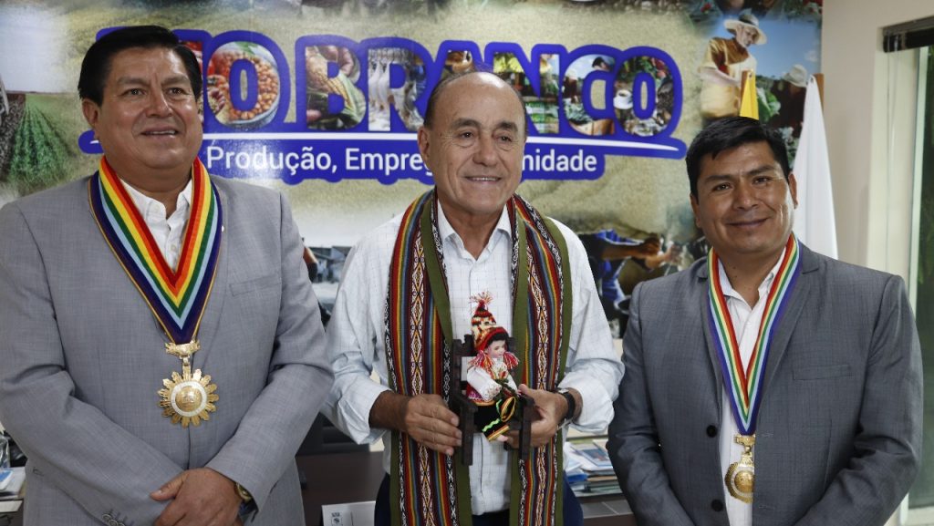 Prefeito recebe visita do prefeito de Cusco para alinhamento de futuras parcerias voltadas para o turismo e comércio 1 VISITA PREFEITO CUSCOMA 24 12 e1716600885788
