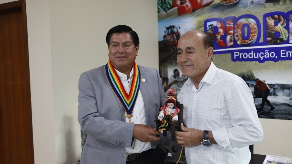 Prefeito recebe visita do prefeito de Cusco para alinhamento de futuras parcerias voltadas para o turismo e comércio 4 VISITA PREFEITO CUSCOMA 24 14 e1716600390180