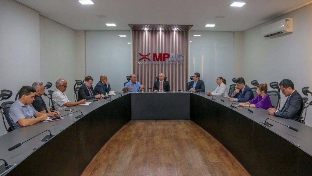 Com mediação do MPAC, Município e Estado firmam parceria para intervir no Programa Ruas do Povo 2 Reuniao no MP Ruas do Povo VF 4 e1718750487823