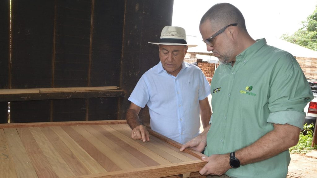 Setor madeireiro reforça apoio à Prefeitura de Rio Branco para construção das casas do “1001 Dignidades” 2 REUNIAO E VISITA MADEIREIRAED22 10 e1729690692393