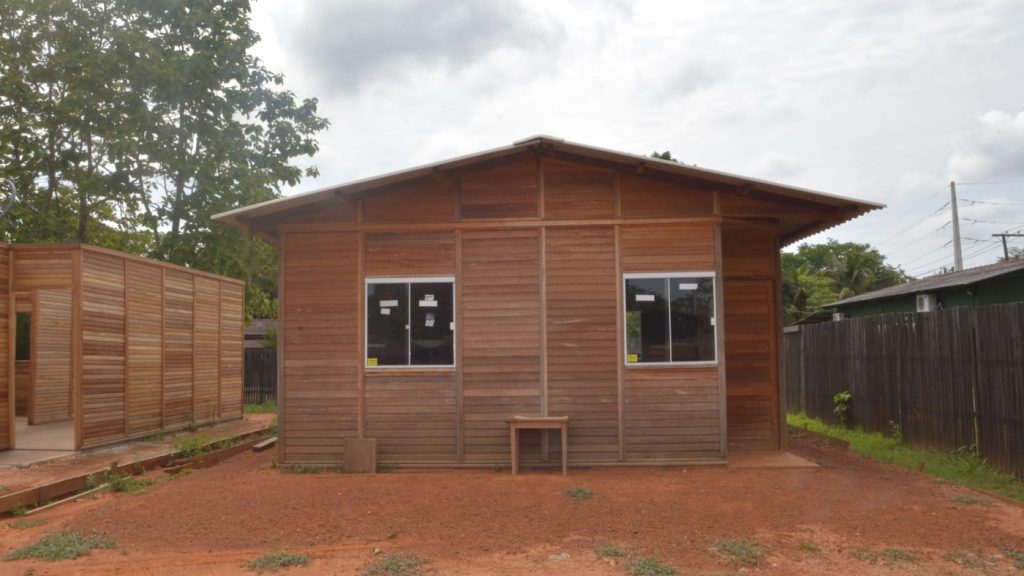 Setor madeireiro reforça apoio à Prefeitura de Rio Branco para construção das casas do “1001 Dignidades” 2 REUNIAO E VISITA MADEIREIRAED22 3 e1729612929842