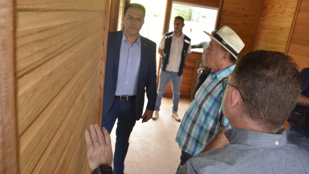 Prefeito acompanha presidente do TCE em visita às obras na capital 8 VISITA COMPLEXO E CASASED23 10 e1729775293858