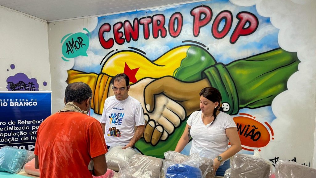 Prefeitura recebe ponto de inclusão digital do TJAC para atender população em situação de rua 2 ENTREGA COBERTORES ASSECOM 1 scaled e1716690266467 2048x1154 1