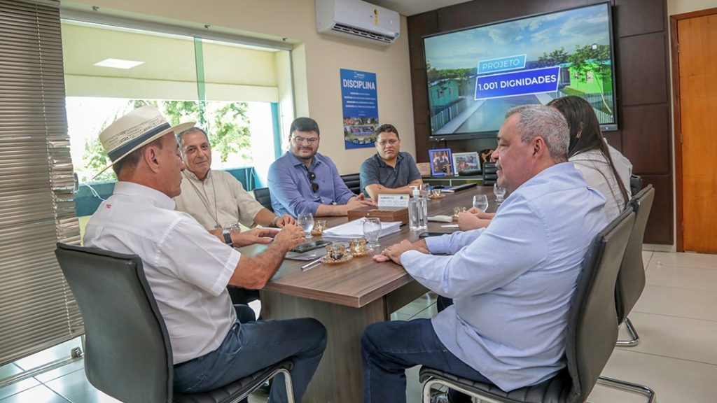 Prefeitura de Rio Branco firma convênio com Hospital Santa Juliana para realização de cirurgias eletivas 2 Bispo 4 e1733784615815
