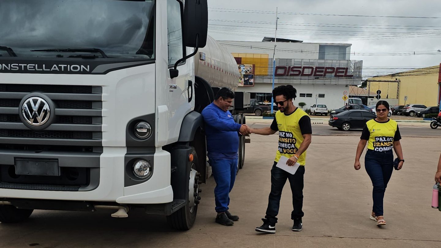 Caminhoneiros recebem orientações de segurança em ação educativa da RBTrans