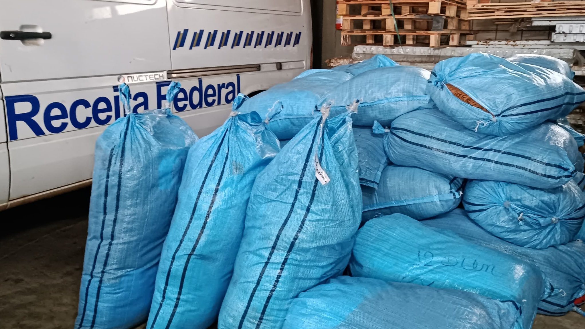 Prefeitura de Rio Branco recebe doação de roupas da Receita Federal para assistir famílias carentes