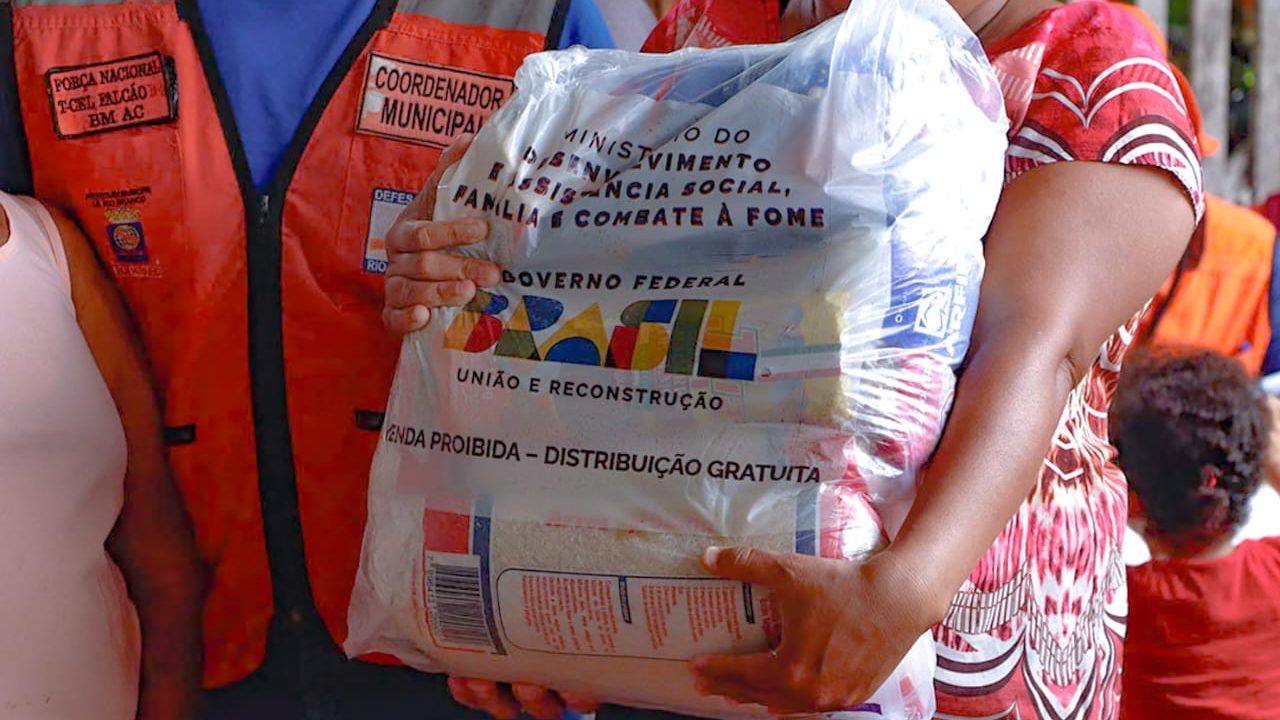 Prefeitura de Rio Branco distribui cestas básicas em ação humanitária para comunidades rurais