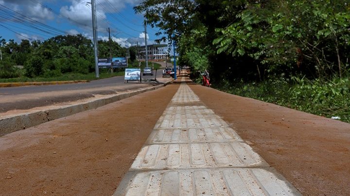 Prefeitura de Rio Branco segue com construção de calçadas e sarjetas