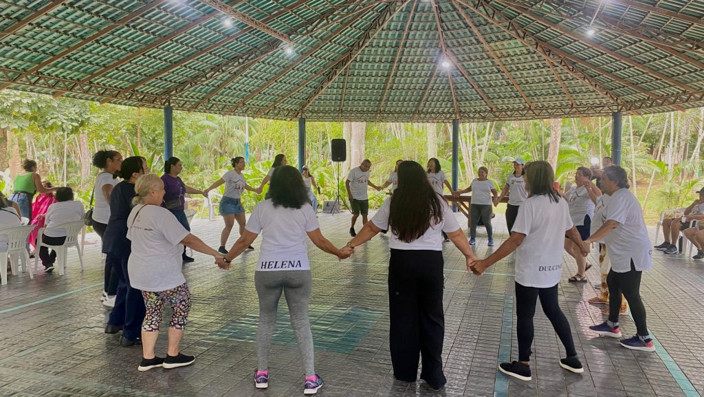 Prefeitura de Rio Branco realiza ação alusiva ao Dia das Mães com grupo da terceira idade 9 Acao alusiva ao Dia das Maes 10 scaled e1748376240210