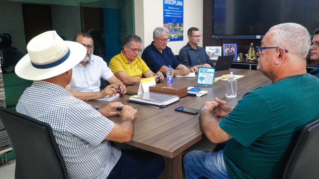 Prefeitura de Rio Branco firma parceria com setor moveleiro para construção de casas do projeto “1001 Dignidades” 5 Reuniao com FIEAC e Seinfra 10 e1748467183541
