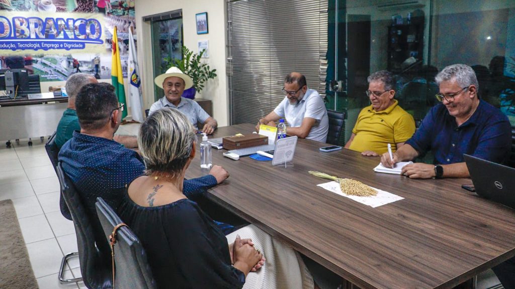 Prefeitura de Rio Branco firma parceria com setor moveleiro para construção de casas do projeto “1001 Dignidades” 6 Reuniao com FIEAC e Seinfra 7 e1748461938669