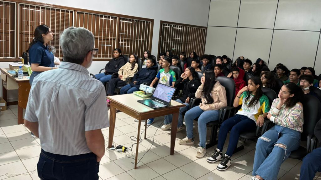 Prefeitura de Rio Branco realiza palestras educativas sobre riscos geológicos em escolas da rede municipal 1 Riscos geologicos em escolas 2 e1748614040875