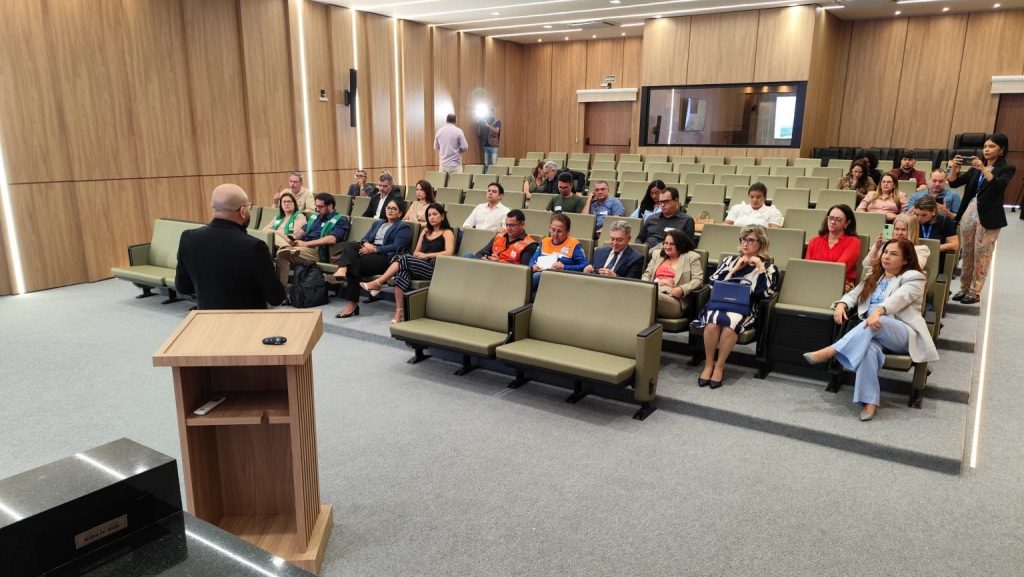 Prefeitura de Rio Branco apresenta Plano de Combate e Prevenção às Queimadas Urbanas e novo Portal de Denúncias Ambientais em reunião no TCE 2 6af301d4 a3a3 4d3d be1e aa1b29922dd3 e1750191381192
