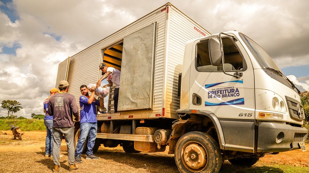 Famílias afetadas por desastres naturais da comunidade Barro Alto recebem cestas básicas da Prefeitura de Rio Branco 4 Entrega cestas basicas as familias da Transacreana 7 e1750189206434