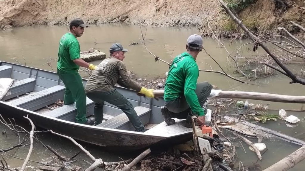 Prefeitura de Rio Branco realiza limpeza do Igarapé São Francisco e retira meia tonelada de lixo 8 Limpeza do Igarape Sao Francisco 2 e1750966890624