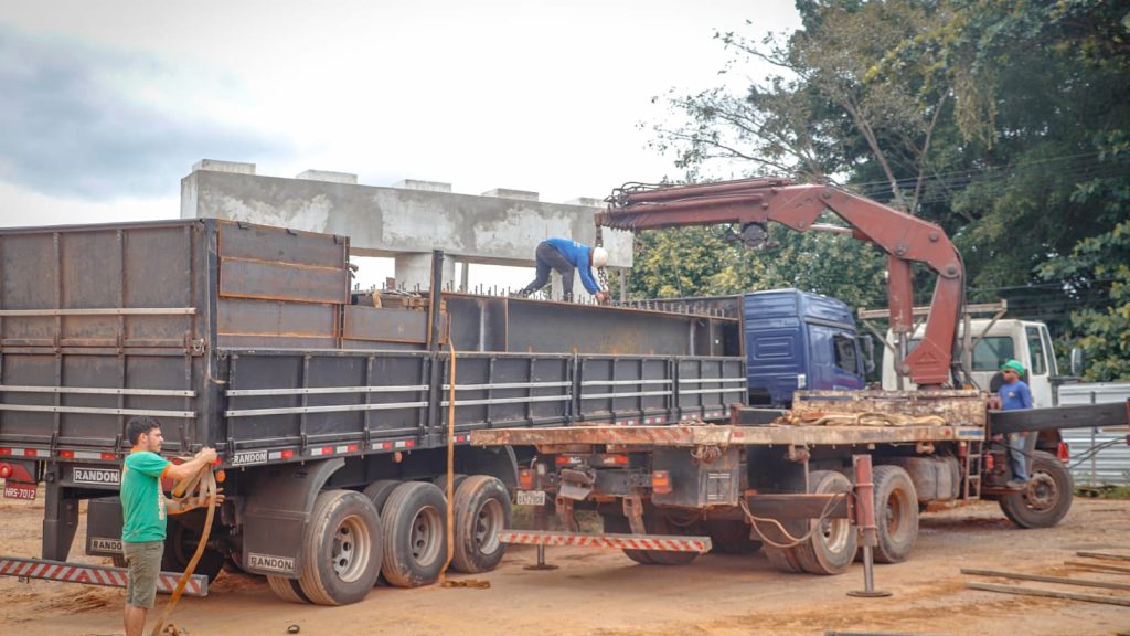 Primeira carga de vigas de aço chega a Rio Branco para construção do novo viaduto da Avenida Ceará 1 Primeiras vigas metalicas para novo viaduto da Avenida Ceara 6 e1749767241566
