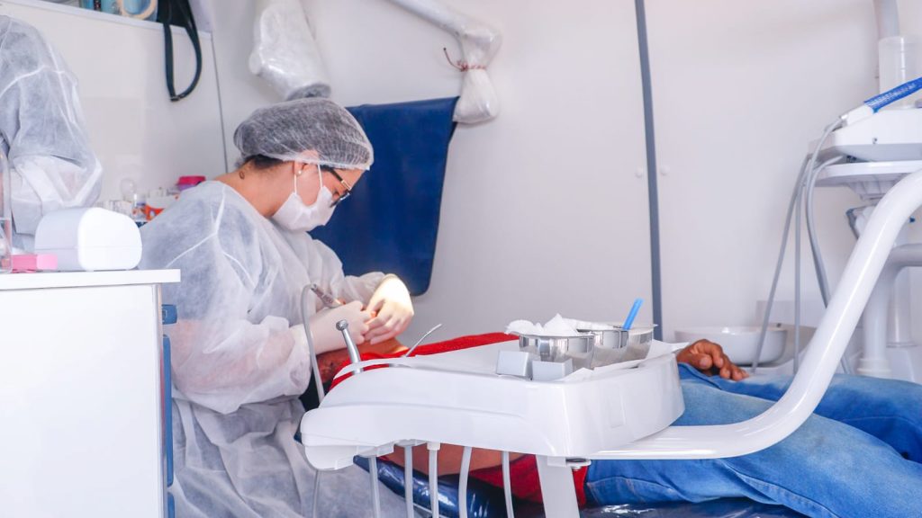 Prefeitura de Rio Branco oferece até 3 mil procedimentos odontológicos à comunidade pesqueira 2 Saude bucal pescador 13 e1750279229503