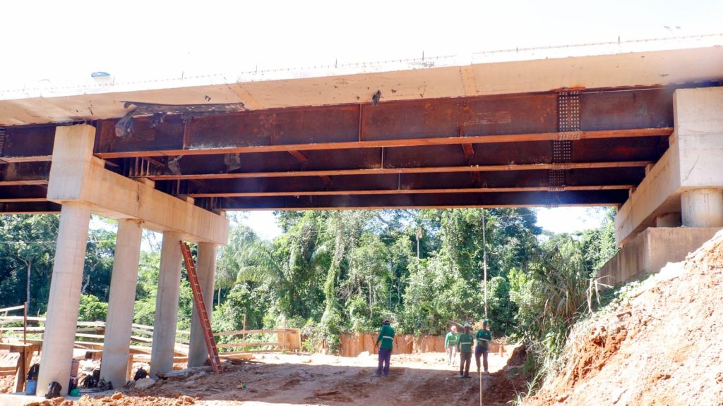 Ponte sobre Igarapé Redenção aproxima produtores rurais de Rio Branco do escoamento de produção 7 Visita a obra do ponte Redencao 11 e1748985791793
