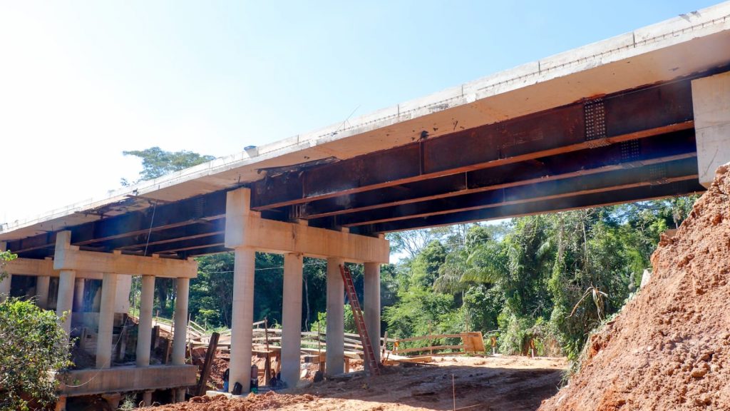 Ponte sobre Igarapé Redenção aproxima produtores rurais de Rio Branco do escoamento de produção 5 Visita a obra do ponte Redencao 2 e1748990202213