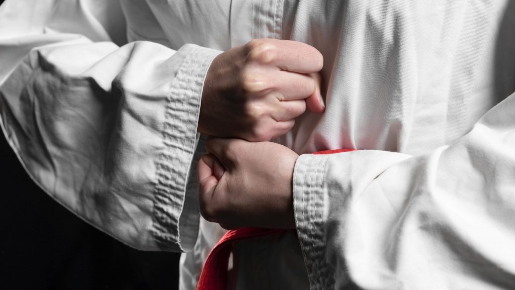 Rio Branco sediará pela primeira vez o maior evento de jiu-jitsu do mundo 5 atleta de carate com faixa vermelha posando closeup scaled e1749049119989