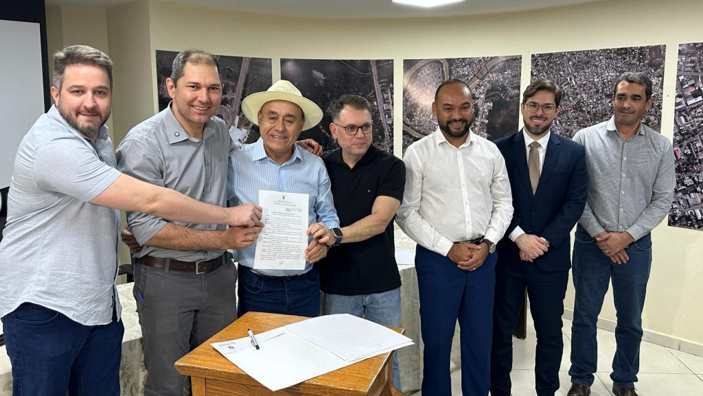 Prefeitura de Rio Branco sanciona pacote de novas leis voltadas à proteção social, inclusão e desenvolvimento urbano 7 Segundo Sancionaco David Rangel 9 scaled e1752589177479