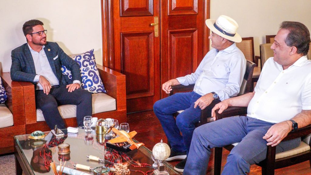 Prefeito de Rio Branco visita governador e fortalecem parcerias entre Prefeitura e Governo 9 VISITA GOVERNADOR MA09.07 3 e1752117025156