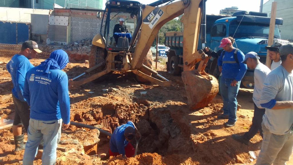 Prefeitura de Rio Branco age rápido e realiza reparo em rede de água que abastece o Centro da cidade 3 a502922a 3eca 4a84 893b 0ca78070657f 1 e1751640676645